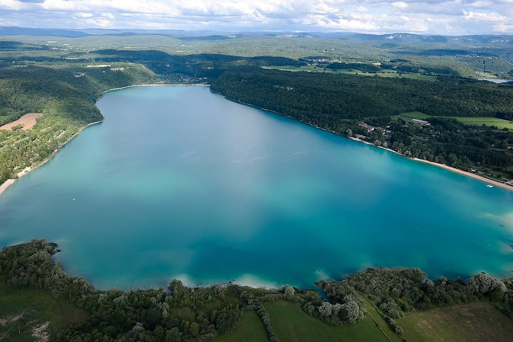 Lac de Chalain | Photo de Parrad.adrien, CC BY-SA 4.0, via Wikimedia Commons